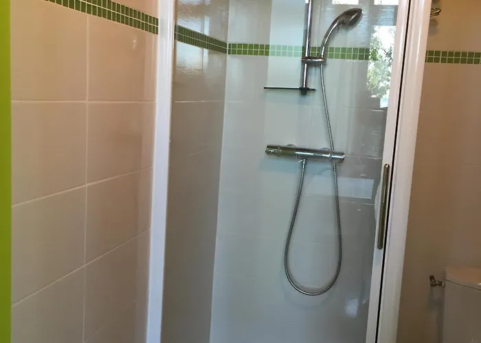 Apartment Bord De Avec Jardin Et Terrasse - - Fr-1-843-54